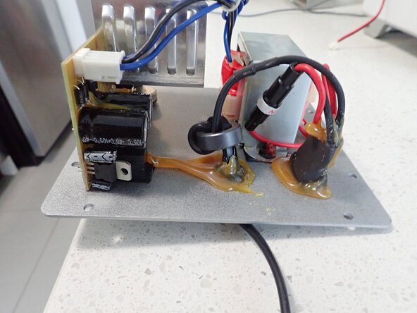 Disassembling Headrush 8044069 Multimedia Bluetooth Subwoofer/Amp assembly, Photo: Amp, side view.: crwdns2935265:00crwdnd2935265:01crwdnd2935265:01crwdne2935265:0