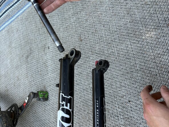 Fox32 Mountain Bike Front Air Suspension Fork Seal and Oil Replacement: étape 11, image 1 de 3