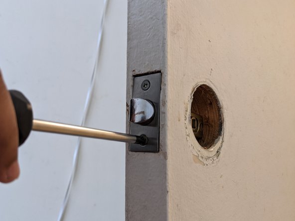 Replace a Passage Doorknob with a Privacy Doorknob: passo 8, immagine 2 di 2