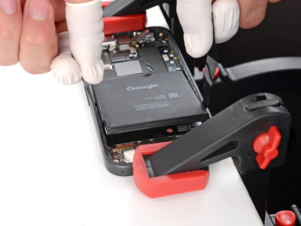 Google Pixel 9 Battery Replacement, Separate the battery adhesive: 33 단계, 이미지 3개 중 2개