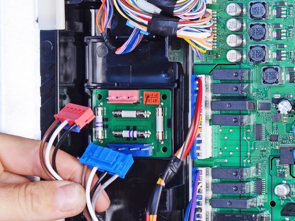 Samsung Refrigerator Fuse Block Replacement, Remove the fuse block: passo 4, immagine 3 di 3