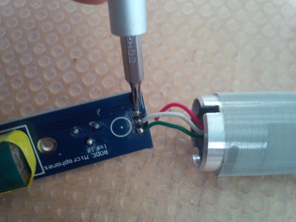 Repairing Rode NTG2 disconnected/loose wiring, Check for loose wiring on top capsule end: crwdns2935265:05crwdnd2935265:02crwdnd2935265:02crwdne2935265:0