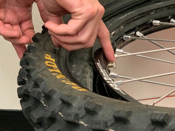 Dirt Bike Tire Spoke Replacement: crwdns2935265:011crwdnd2935265:02crwdnd2935265:03crwdne2935265:0