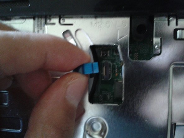 Reemplazo de disco duro de laptop Dell Inspiron N4050, Remover cintas pequeñas: crwdns2935265:08crwdnd2935265:03crwdnd2935265:03crwdne2935265:0