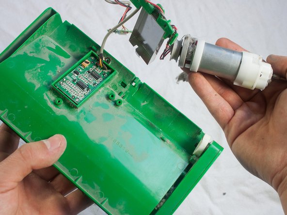 iRobot Roomba 551 Main Brush Motor Replacement: crwdns2935265:014crwdnd2935265:02crwdnd2935265:02crwdne2935265:0