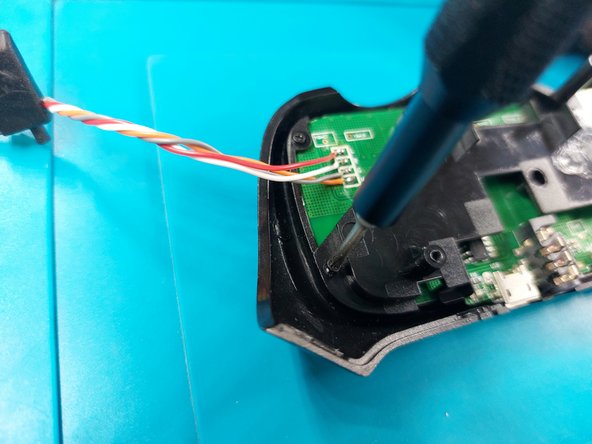 Macs wireless keyboard for PS4 controller Disassembly: 步骤 6 中的图像 2，2