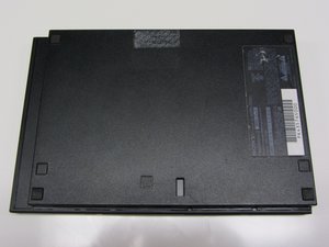 Desmontaje de la carcasa exterior de una PlayStation 2 Slimline