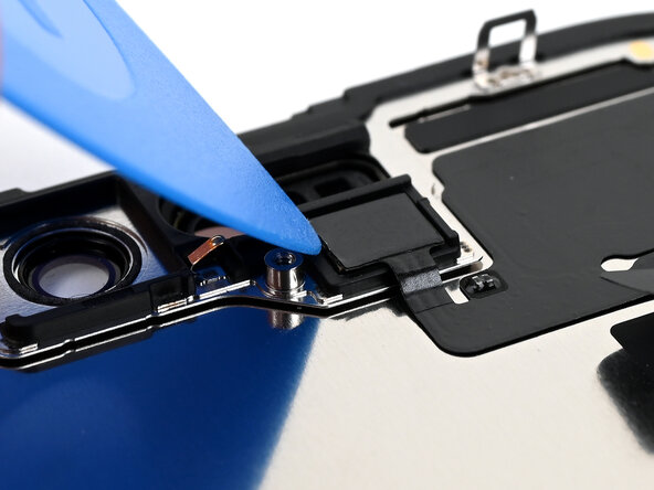 iPhone 16 Screen Replacement, Pry up the ambient light sensor: crwdns2935265:021crwdnd2935265:02crwdnd2935265:03crwdne2935265:0