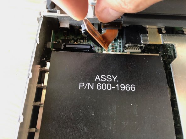 PowerBook 190cs teardown, display connector removal: passo 13, immagine 2 di 2