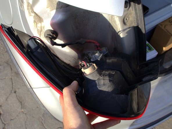 2008 Suzuki SX4 Brake Light Replacement: 步骤 4 中的图像 3，3