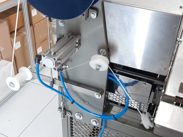 MF 2700A usage training, LOADING THE STRAPPING ON THE MACHINE: step 13, image 3 of 3