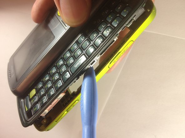 Disassembling Samsung Gravity SGH-T459 1.3 megapixel camera, Rear Case: crwdns2935265:03crwdnd2935265:02crwdnd2935265:03crwdne2935265:0