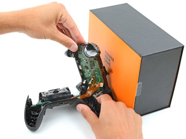 Scuf Instinct Pro Buttons Replacement, Prop up the midframe: stap 9, afbeelding 2 van 3