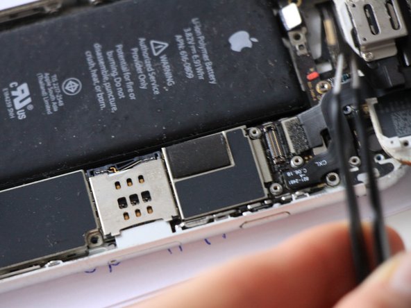 iPhone 6 Teardown, Disconnect the connectors: crwdns2935265:04crwdnd2935265:02crwdnd2935265:03crwdne2935265:0