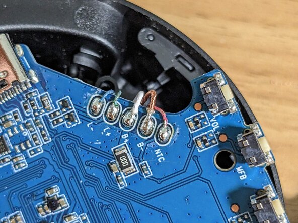 JBL Tune 510BT Ear cup holder replacement, Unsolder the power and data cable: crwdns2935265:00crwdnd2935265:01crwdnd2935265:03crwdne2935265:0
