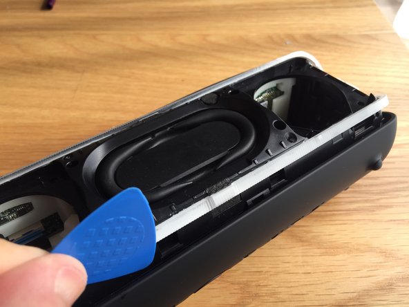 SRS-XB22 Battery Replacement, Removing the outer case.: crwdns2935265:04crwdnd2935265:02crwdnd2935265:03crwdne2935265:0