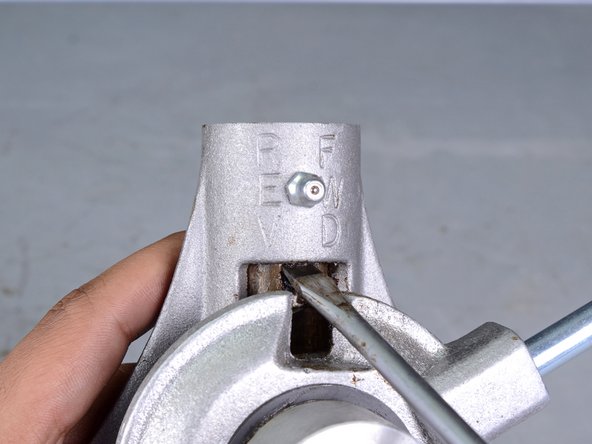 Electric Eel Top Feeder Assembly Replacement, Remove the Bearing Carrier Assembly: crwdns2935265:018crwdnd2935265:02crwdnd2935265:03crwdne2935265:0