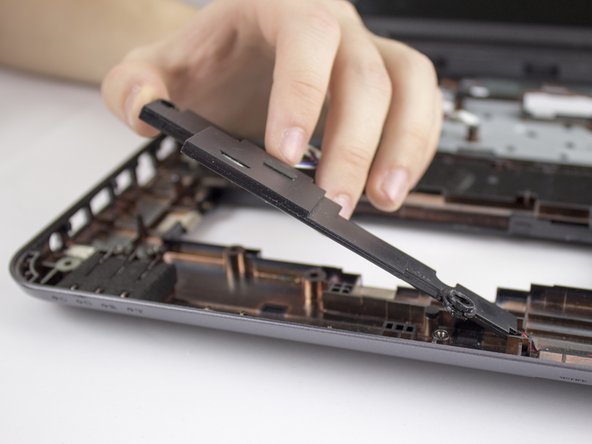 Dell Inspiron 17R-5737 Speaker Replacement, Speaker: crwdns2935265:014crwdnd2935265:03crwdnd2935265:03crwdne2935265:0