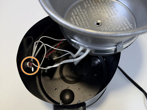 Bella 1.5 QT Slow Cooker Disassembly: step 4, image 3 of 3