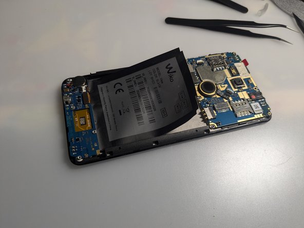Wiko View Screen Replacement, Remove the sticker: crwdns2935265:010crwdnd2935265:02crwdnd2935265:02crwdne2935265:0