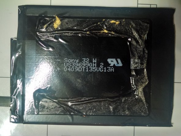 Nokia Lumia 1520 Teardown, Views of The Battery and Bare Touchscreen Assembly: crwdns2935265:016crwdnd2935265:02crwdnd2935265:02crwdne2935265:0