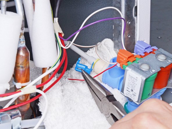 Whirlpool Refrigerator Water Inlet Valve Replacement, Remove the clip: crwdns2935265:09crwdnd2935265:02crwdnd2935265:02crwdne2935265:0