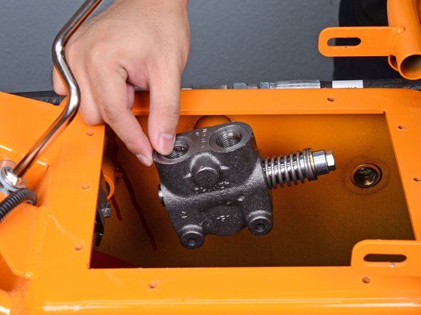 Barreto Tillers E1320HTRLR 2016 Actuator Valve Replacement, Loosen the actuator valve: crwdns2935265:022crwdnd2935265:02crwdnd2935265:03crwdne2935265:0