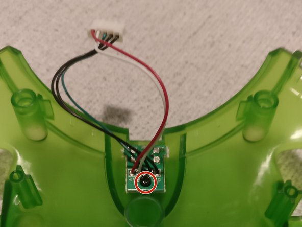 Desmontaje del Hyperkin Duke, Extraer el conector USB: paso 3, imagen 3 de 3