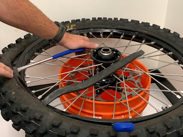 Dirt Bike Tire Spoke Replacement: crwdns2935265:05crwdnd2935265:03crwdnd2935265:03crwdne2935265:0