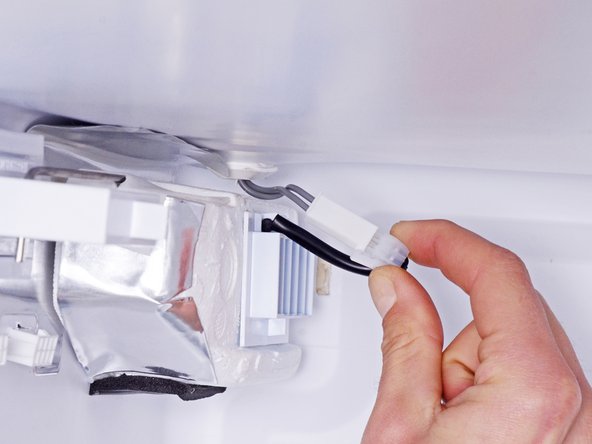 Whirlpool Refrigerator Thermistor Replacement, Disconnect the thermistor: crwdns2935265:07crwdnd2935265:02crwdnd2935265:03crwdne2935265:0