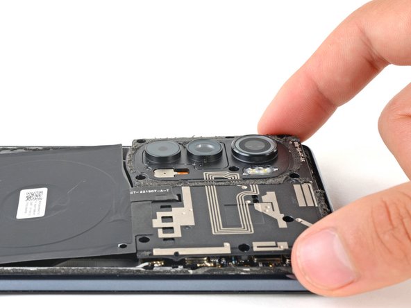 Motorola Edge (2022) Display Replacement, Place the motherboard cover back on: crwdns2935265:029crwdnd2935265:02crwdnd2935265:02crwdne2935265:0