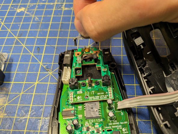 Logitech M500 Mouse Switch Replacement, Remove metal piece: crwdns2935265:07crwdnd2935265:02crwdnd2935265:02crwdne2935265:0