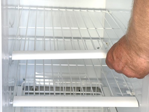 GE Side-By-Side Refrigerator Freezer Thermistor Replacement, Remove shelves: 手順 2、 2の画像 2