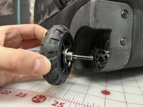 Wheel Replacement on a Patagonia Black Hole® Wheeled Duffel, Reassemble Wheel & Axle: Schritt 6, Bild 1 von 3