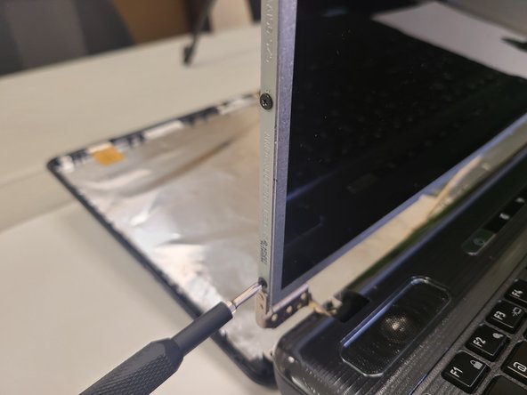 Toshiba Satellite P755-EZ1511D Laptop Display Assembly Replacement: crwdns2935265:08crwdnd2935265:02crwdnd2935265:03crwdne2935265:0