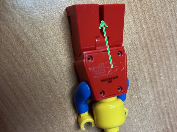 Lego Mini Torch Minifigure Key Chain Classic Batteries Replacement, Take off the back panel: passo 2, immagine 1 di 1