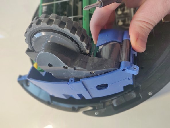 iRobot Roomba 560 Motherboard Replacement, Removing the wheels.: 8 단계, 이미지 3개 중 3개