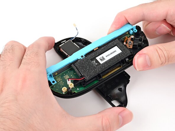 Joy-Con 2 (Left) Joystick Replacement, Prop up the controller: crwdns2935265:018crwdnd2935265:02crwdnd2935265:03crwdne2935265:0
