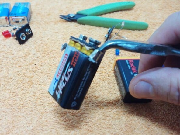 9V batterijtester met 2 rode LED's - zelfgemaakt ontwerp.: stap 3, afbeelding 3 van 3