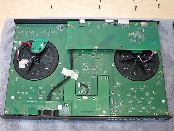 Native Instruments Traktor Kontrol S2 MK1: Disassembly and Jog Wheel Replacement: crwdns2935265:08crwdnd2935265:03crwdnd2935265:03crwdne2935265:0
