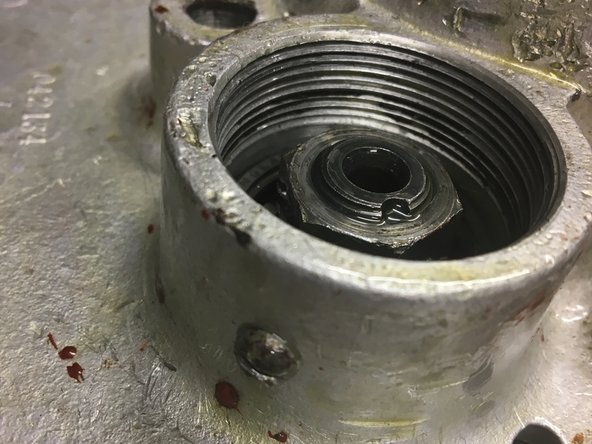 AJS/Matchless Lightweight Gearbox Overhaul, Remove the clutch actuator and mainshaft: crwdns2935265:017crwdnd2935265:02crwdnd2935265:03crwdne2935265:0