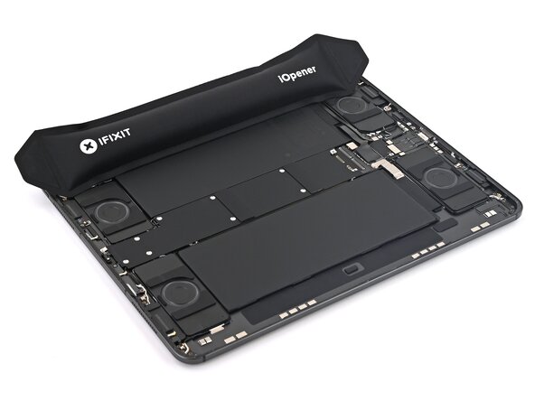 iPad Pro 13" Front Camera Assembly Replacement, Remove the front camera bracket cover: passo 26, immagine 1 di 3