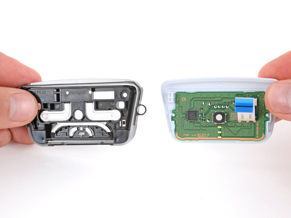DualSense Controller V5 Touchpad Replacement, Remove the touchpad: crwdns2935265:031crwdnd2935265:03crwdnd2935265:03crwdne2935265:0