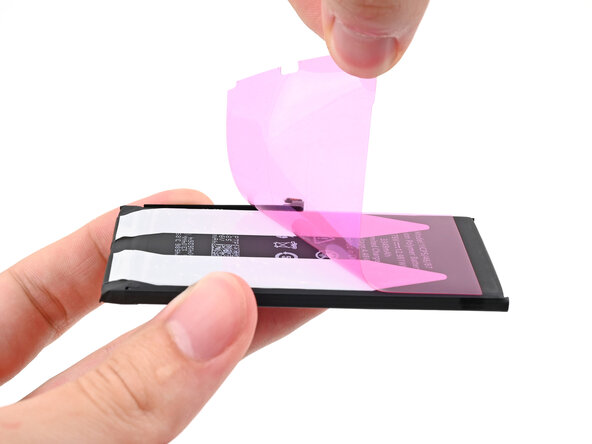 iPhone 15 Battery Replacement, Remove adhesive liner: stap 37, afbeelding 1 van 2