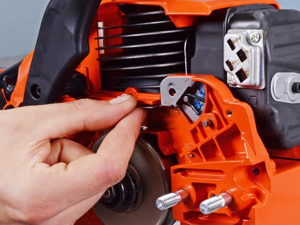 Echo Chain Saw CS4910 2020 Oiler System Replacement, Remove the retaining plate: crwdns2935265:020crwdnd2935265:02crwdnd2935265:03crwdne2935265:0