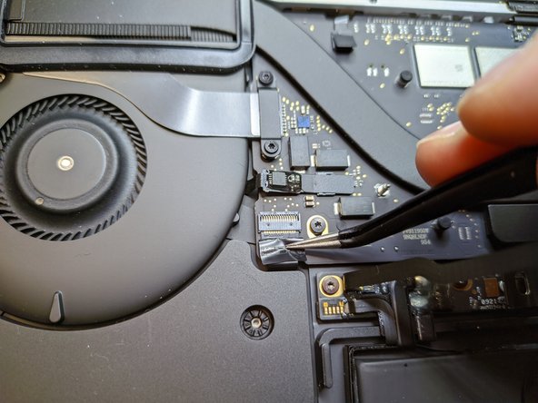 MacBook Pro 13" Late 2020 Right Speaker Replacement, Unplug the right speaker: crwdns2935265:015crwdnd2935265:03crwdnd2935265:03crwdne2935265:0