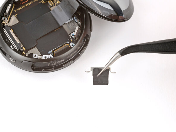 Google Pixel Watch 4 Screen Replacement, Remove the screen cable bracket: adım 14, 3 resimden 3.