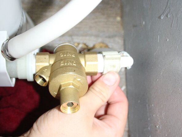 How to Fix RV Toilet Water Pressure: crwdns2935265:08crwdnd2935265:02crwdnd2935265:03crwdne2935265:0