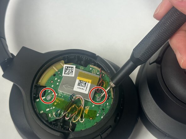 JBL Tune 760NC Partially Remove the Motherboard (No Wire Removal): crwdns2935265:04crwdnd2935265:02crwdnd2935265:03crwdne2935265:0