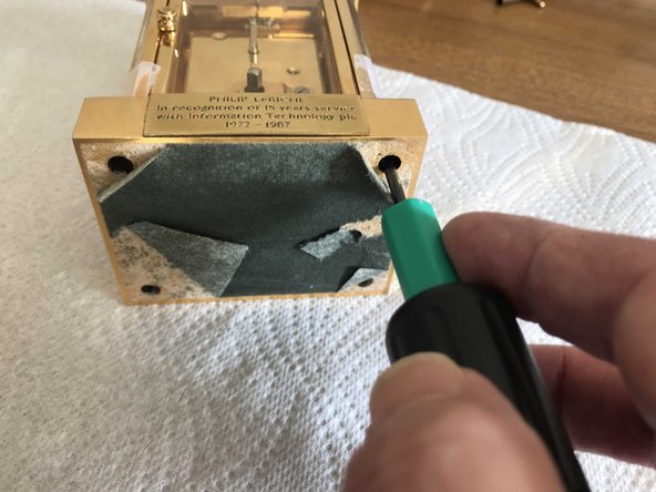 Wind-up carriage clock Service clean, Loosening the base screws: crwdns2935265:03crwdnd2935265:02crwdnd2935265:02crwdne2935265:0